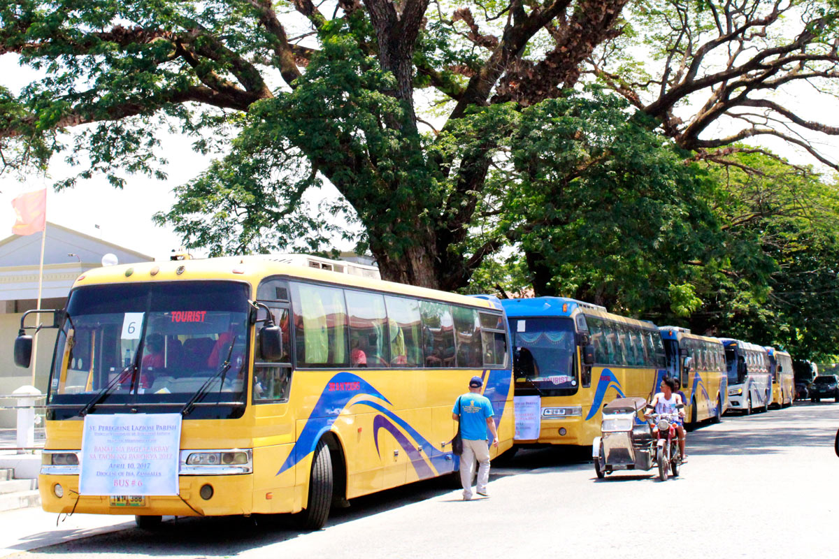 Busloads of Pilgrims Participate in the Annual Visita Iglesia